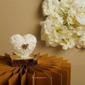 Cuore in gesso su base oro con applicazione in oro Claraluna 26263
