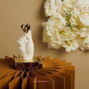 Mano in gesso su base oro con cuore Claraluna 26269